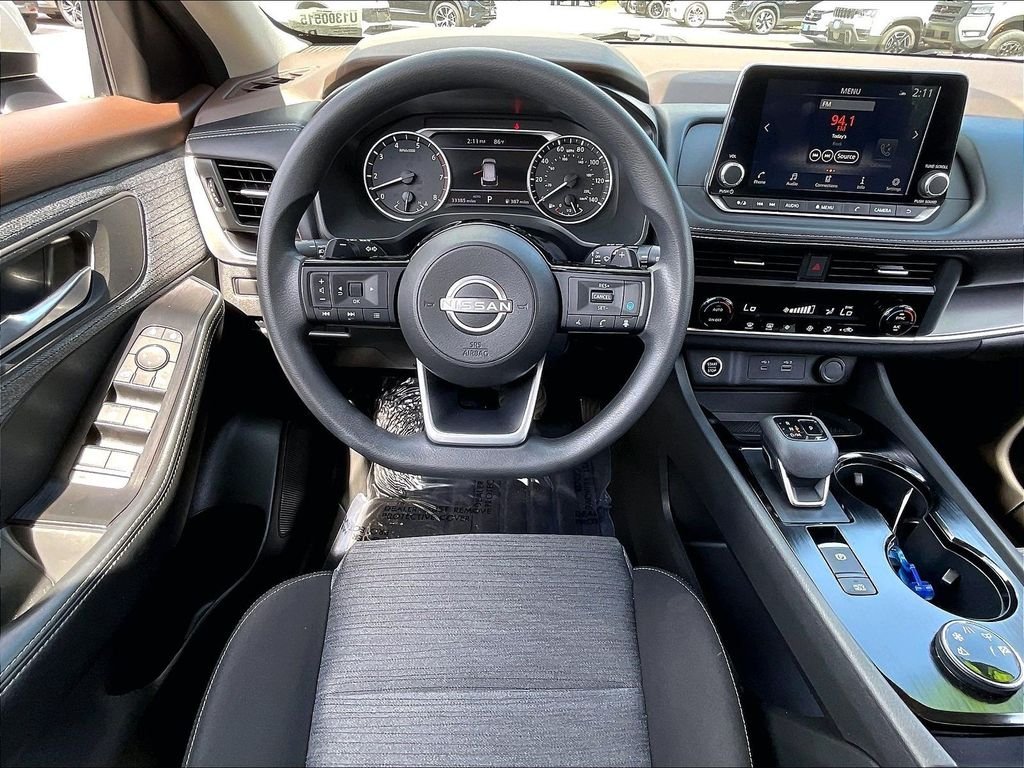 Used 2023 Pearl White Tricoat/Super Black Nissan SV image 16