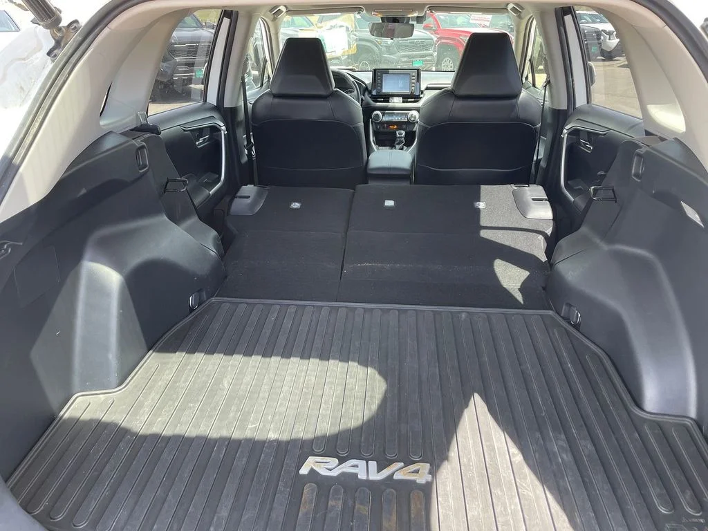 Used 2019 Super White Toyota XLE Premium image 9