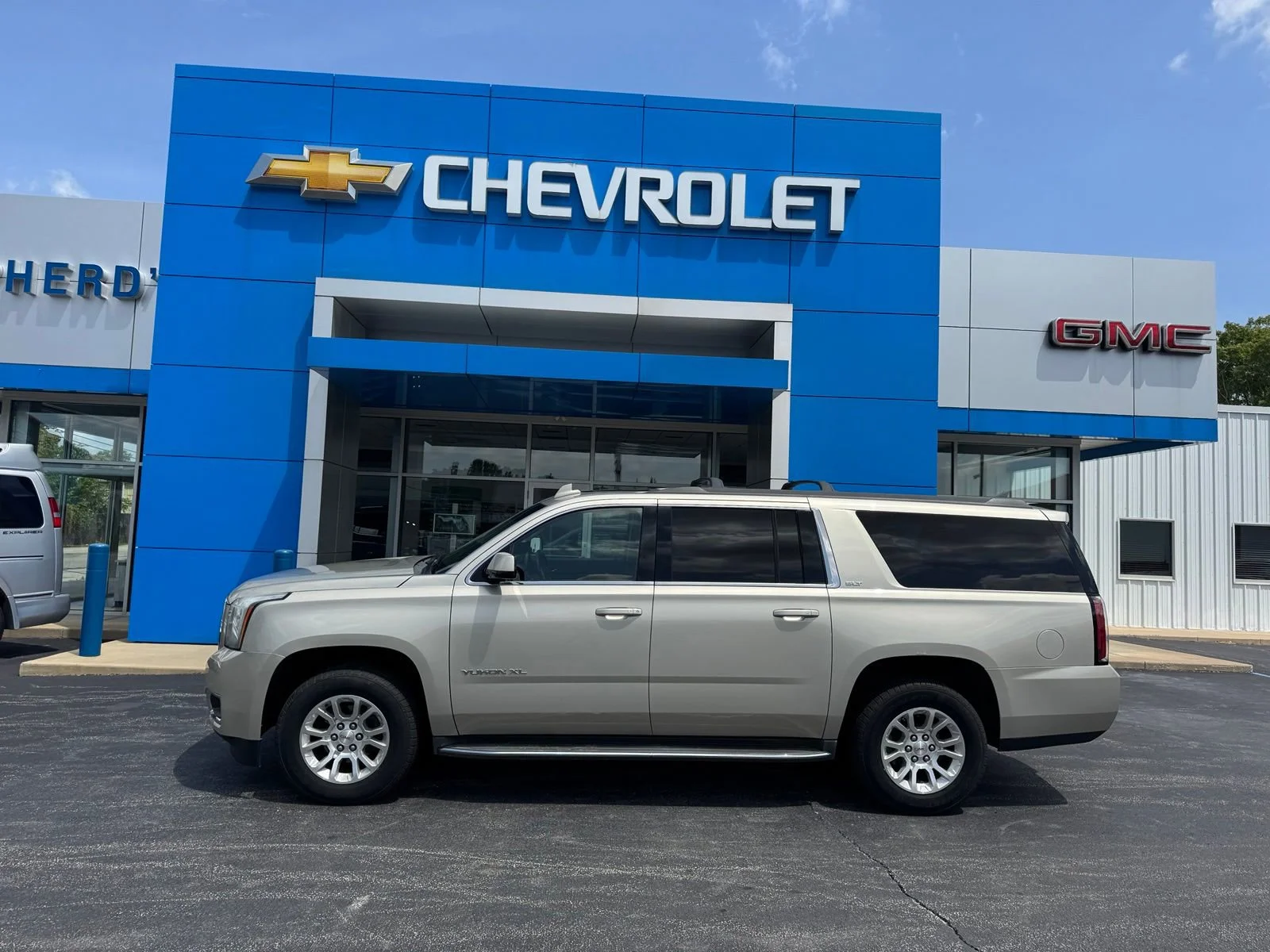 Used 2015 GMC Yukon XL SLT with VIN 1GKS2HKC7FR602167 for sale in Wabash, IN