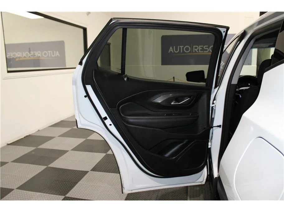 Used 2022 Summit White GMC SLE image 13