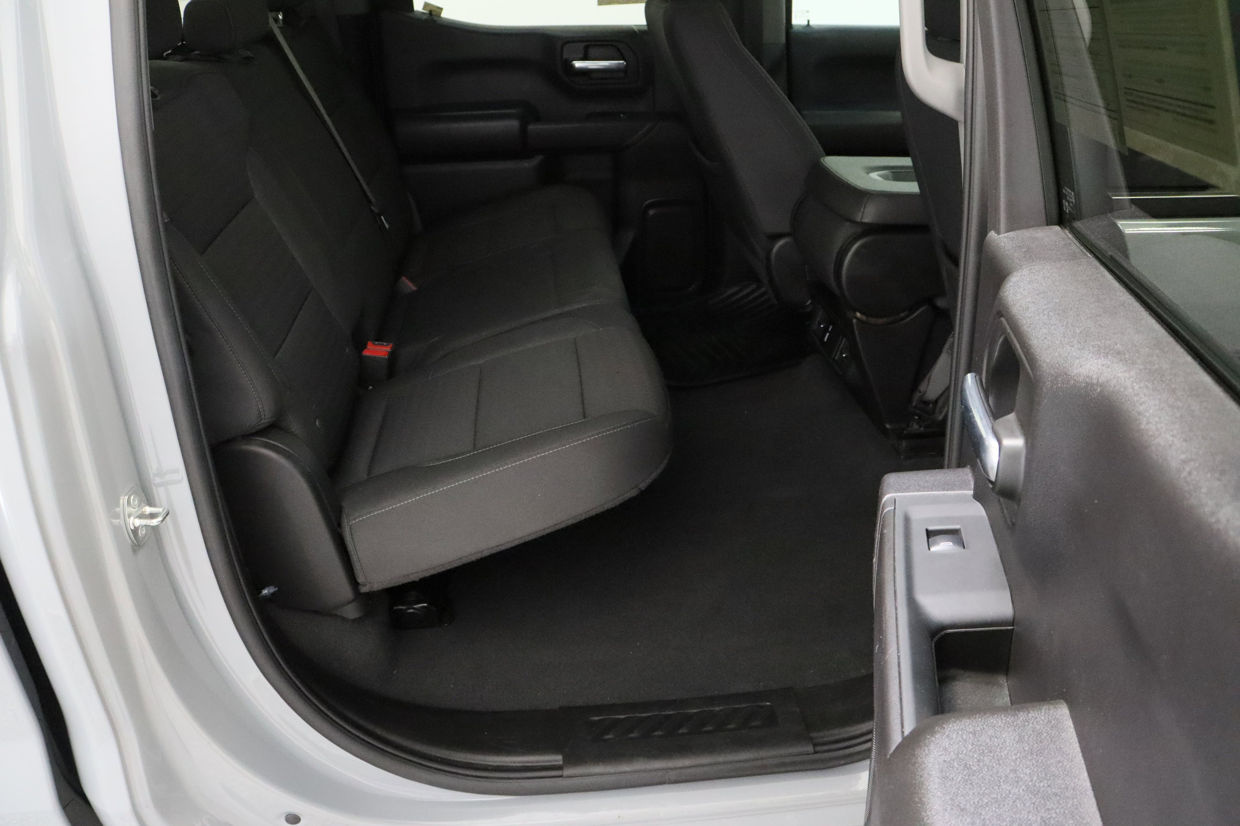 Used 2024 Slate Gray Metallic Chevrolet Custom 2.7T image 33