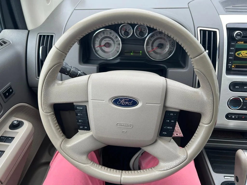 Used 2010 White Ford Limited image 13