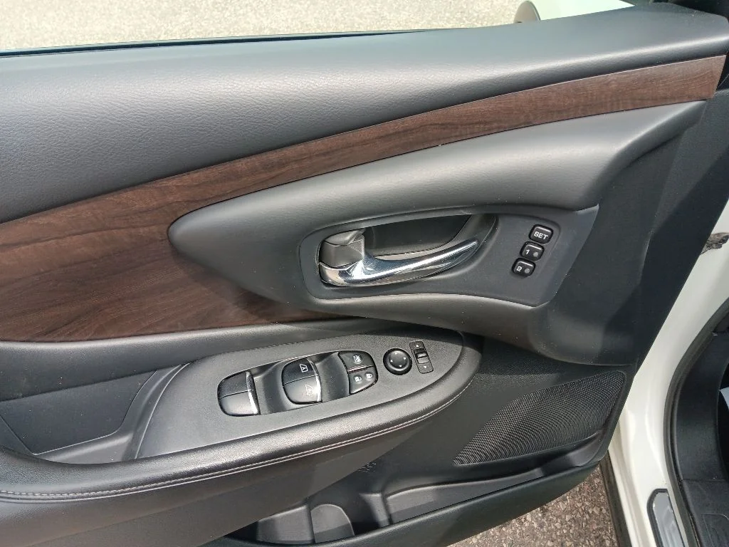 Used 2020 Pearl White Tricoat Nissan Platinum image 16