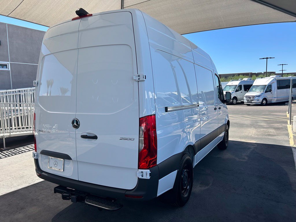 Used 2023  Mercedes-Benz Cargo 144 WB image 6