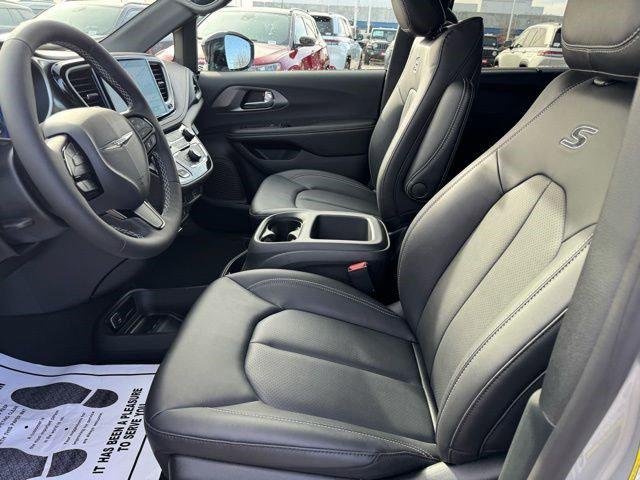 New 2026 Silver Mist Clear-Coat Exterior Paint Chrysler Select image 8