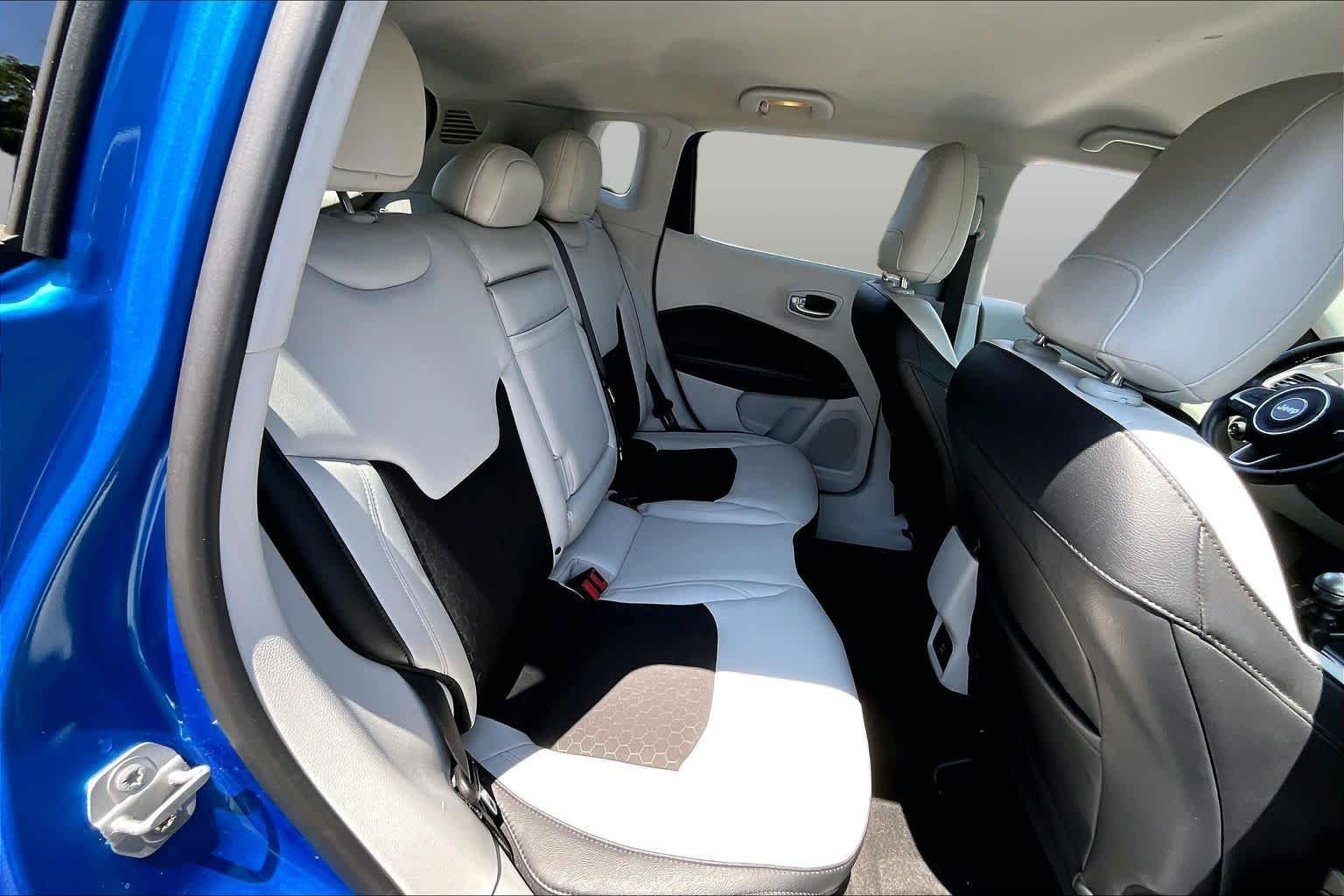 Used 2018 Laser Blue Pearlcoat Jeep Latitude image 20
