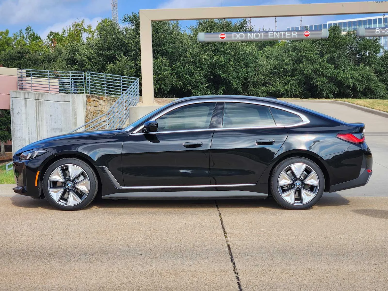 New 2026 Black Sapphire Metallic BMW xDrive40 image 2