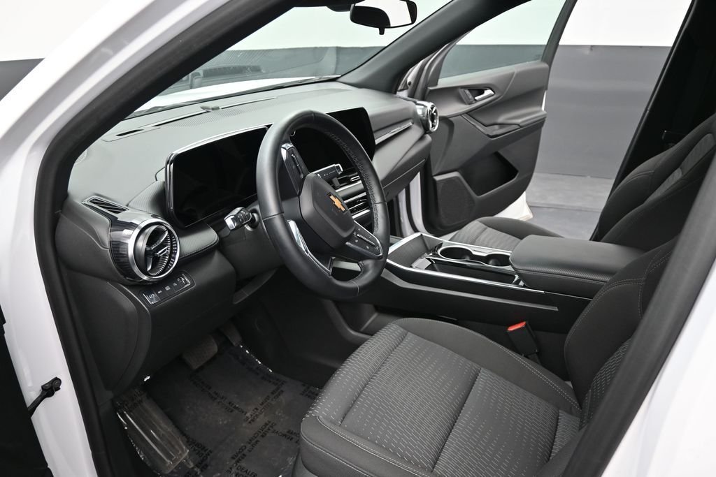 Used 2025 White Chevrolet LT image 9