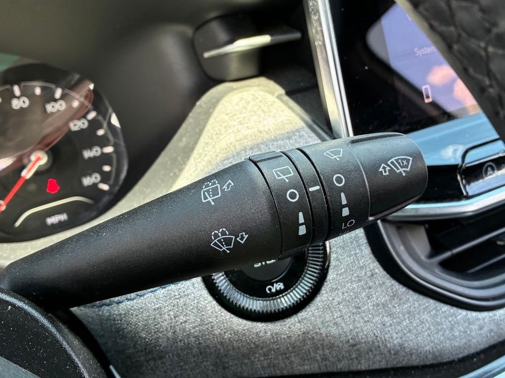 Used 2024 White Jeep Latitude image 33