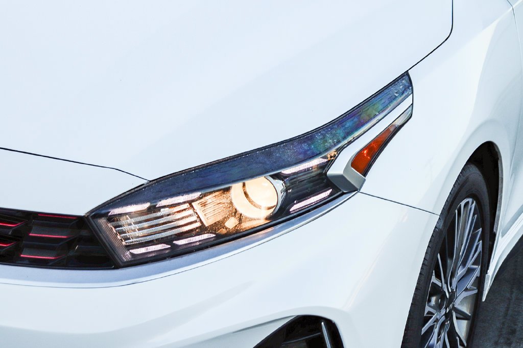 Used 2022 Snow White Pearl Kia GT-Line image 5