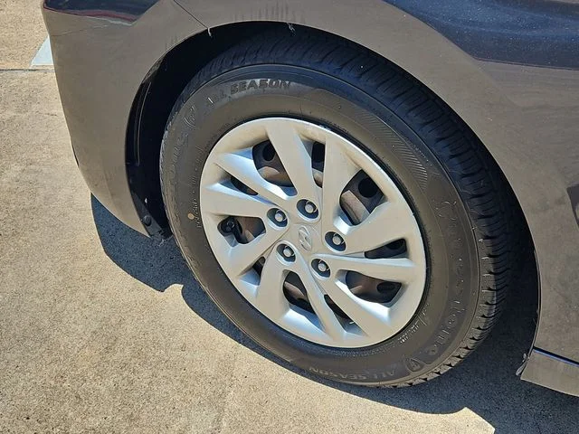 Used 2020 Gray Hyundai SE image 8
