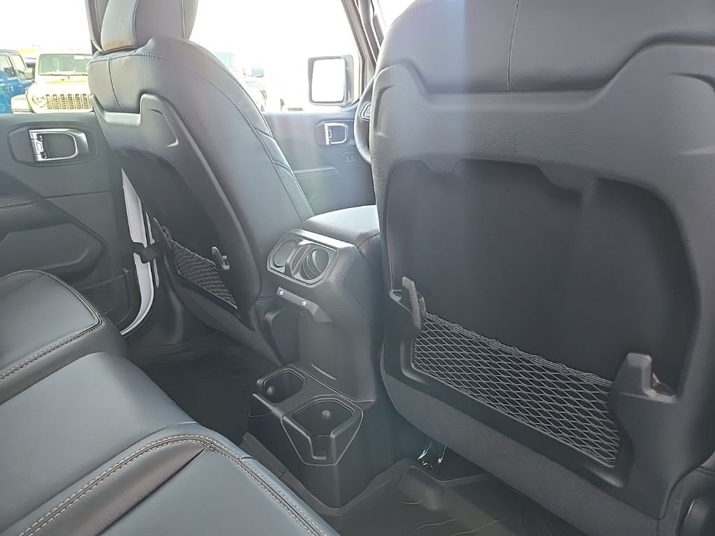 New 2026 Bright White Clear-Coat Exterior Paint Jeep Sahara image 83