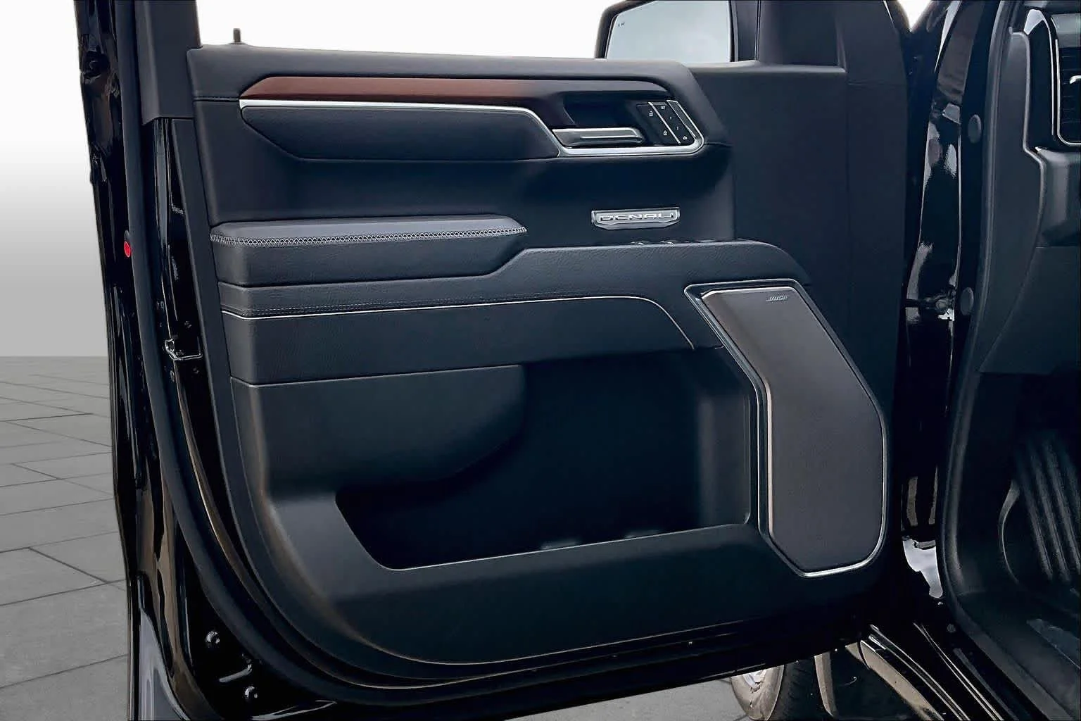 Used 2025 Onyx Black GMC Denali image 22