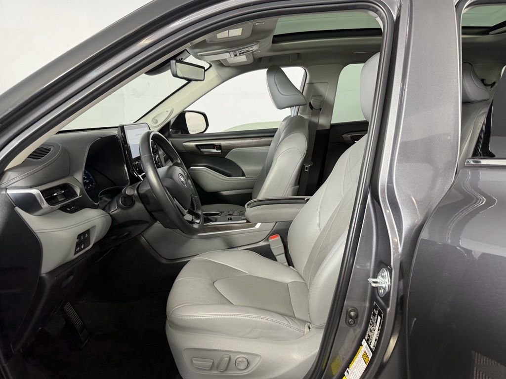 Used 2024 Magnetic Gray Metallic Toyota Platinum image 18