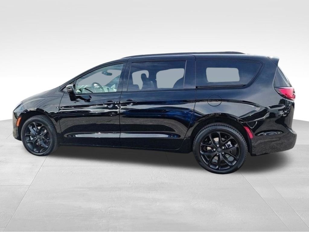 New 2027 Diamond Black Crystal Pearl-Coat Exterior Paint Chrysler Limited image 2
