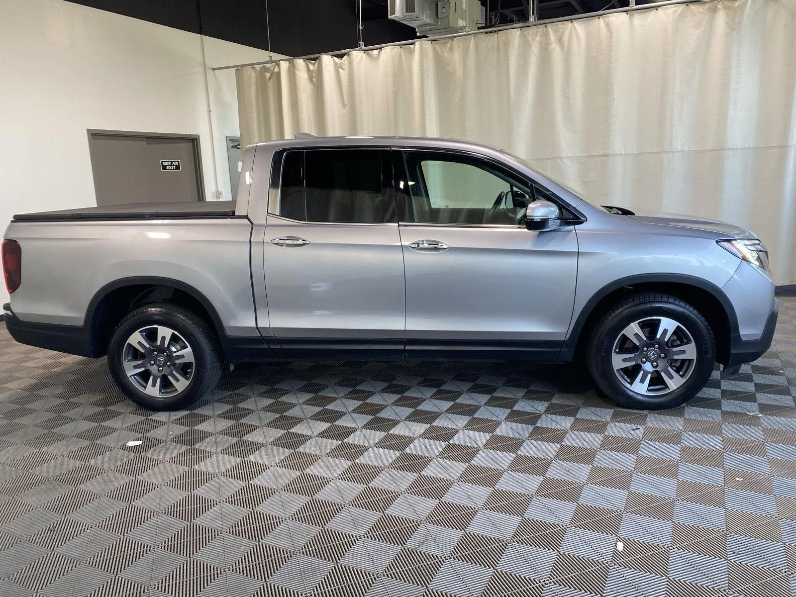 Used 2017 Modern Steel Metallic Honda RTL-E image 8