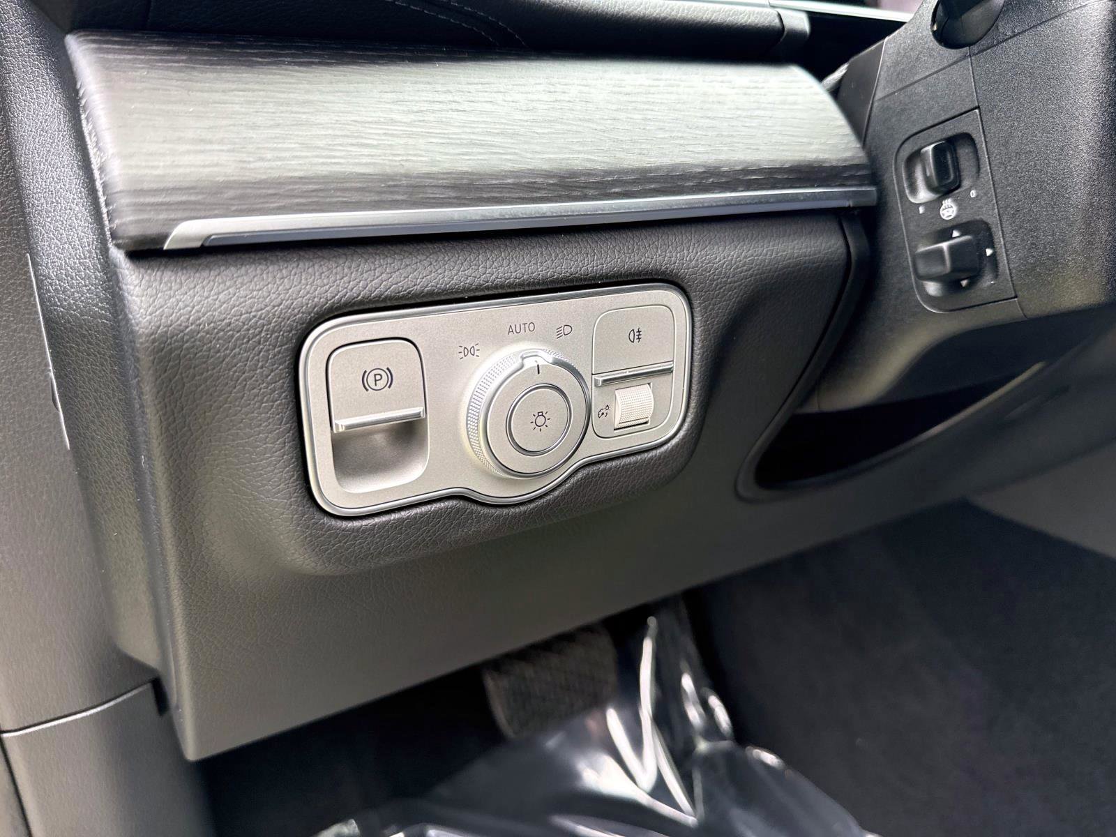 Certified Used 2025 Obsidian Black Metallic Mercedes-Benz 450 image 22