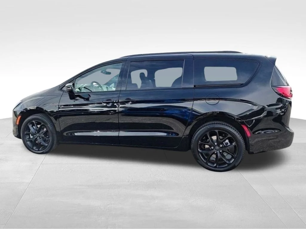 New 2027 Diamond Black Crystal Pearl-Coat Exterior Paint Chrysler Limited image 2