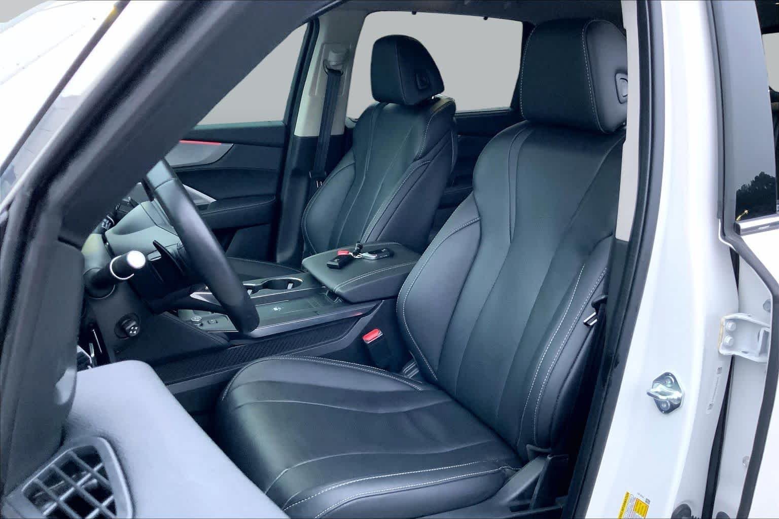 Used 2025 Platinum White Pearl Acura w/Technology Package image 8