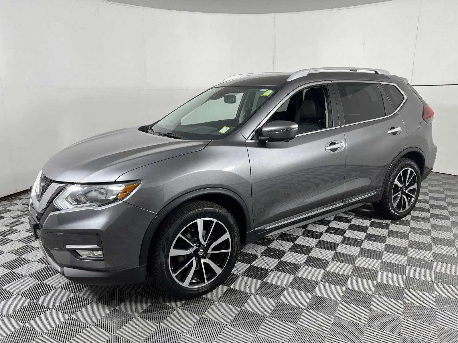 Used 2019 Gun Metallic Nissan SL image 6