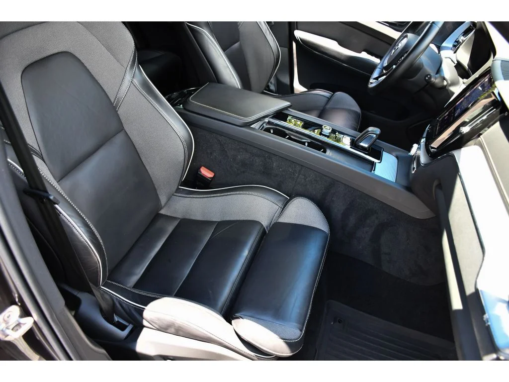 Used 2022 Platinum Grey Metallic Volvo R-Design image 32