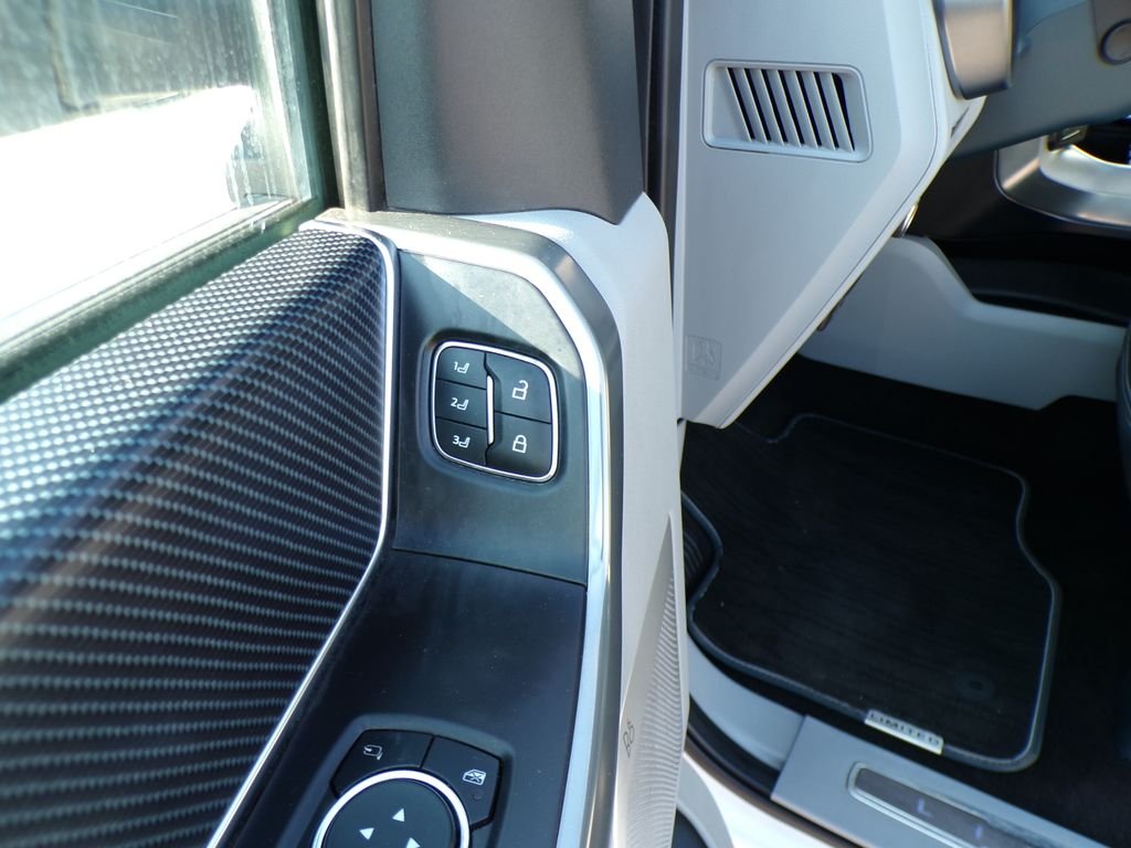 Used 2022 White Metallic Ford Limited image 9