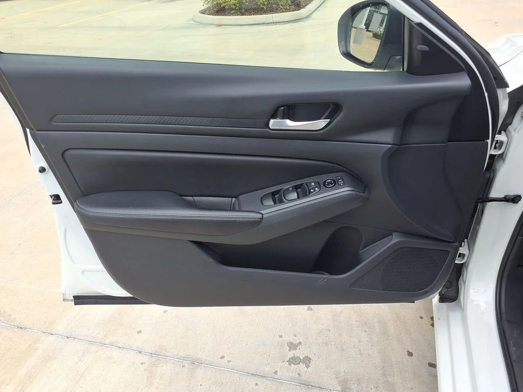 Used 2025 White Nissan 2.5 SV image 13