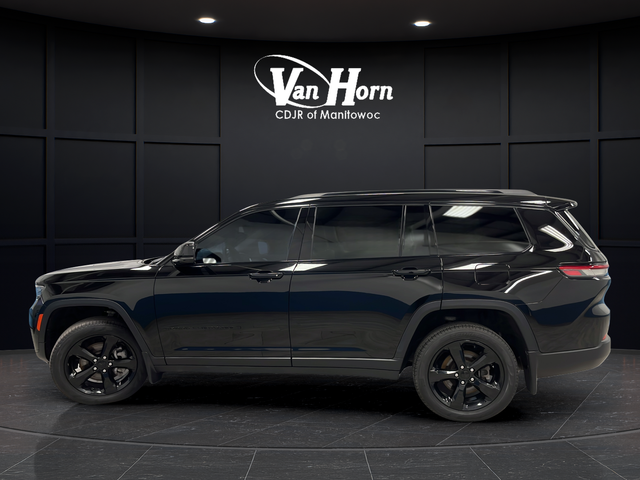 Used 2024 Diamond Black Crystal Pearlcoat Jeep Limited image 4
