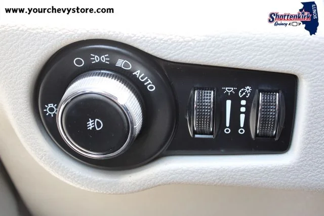Used 2019 Black Chrysler Touring L image 21