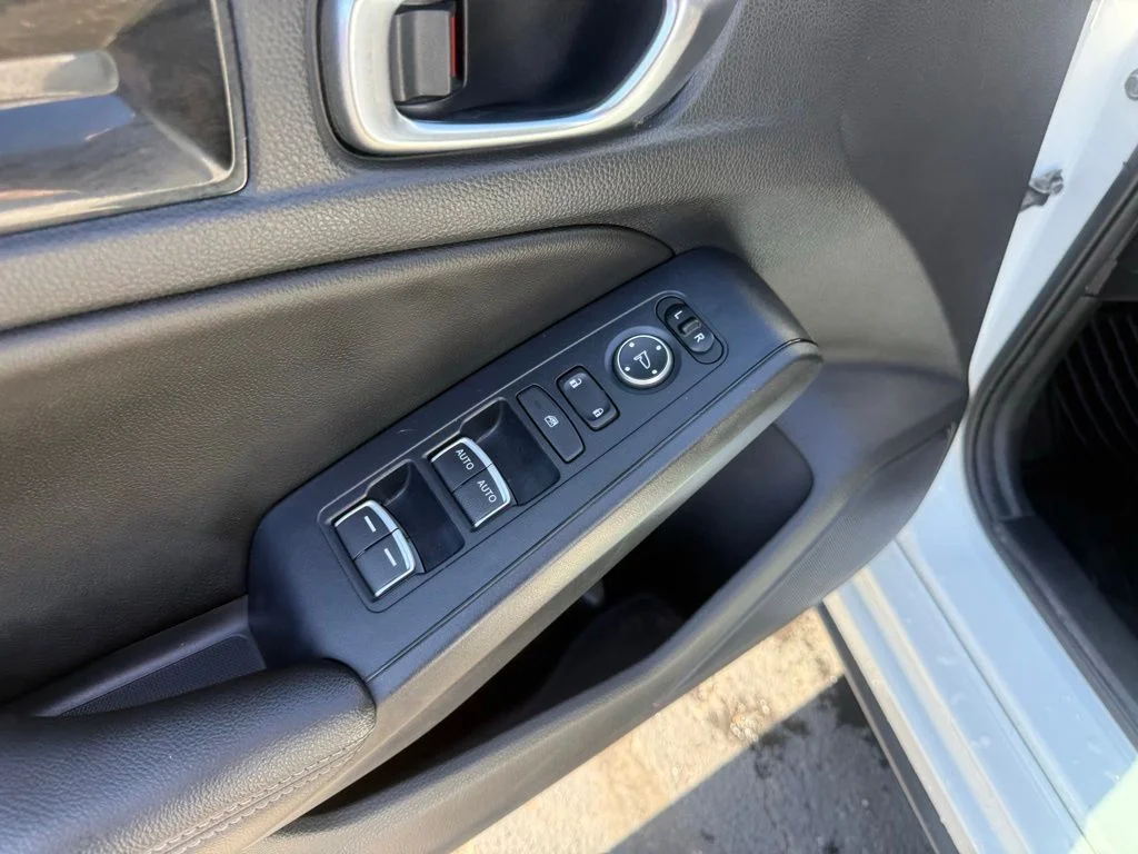 Used 2022 White Honda EX-L image 11