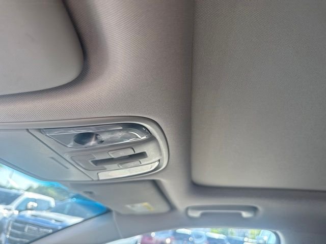 Used 2022 White Kia EX image 17
