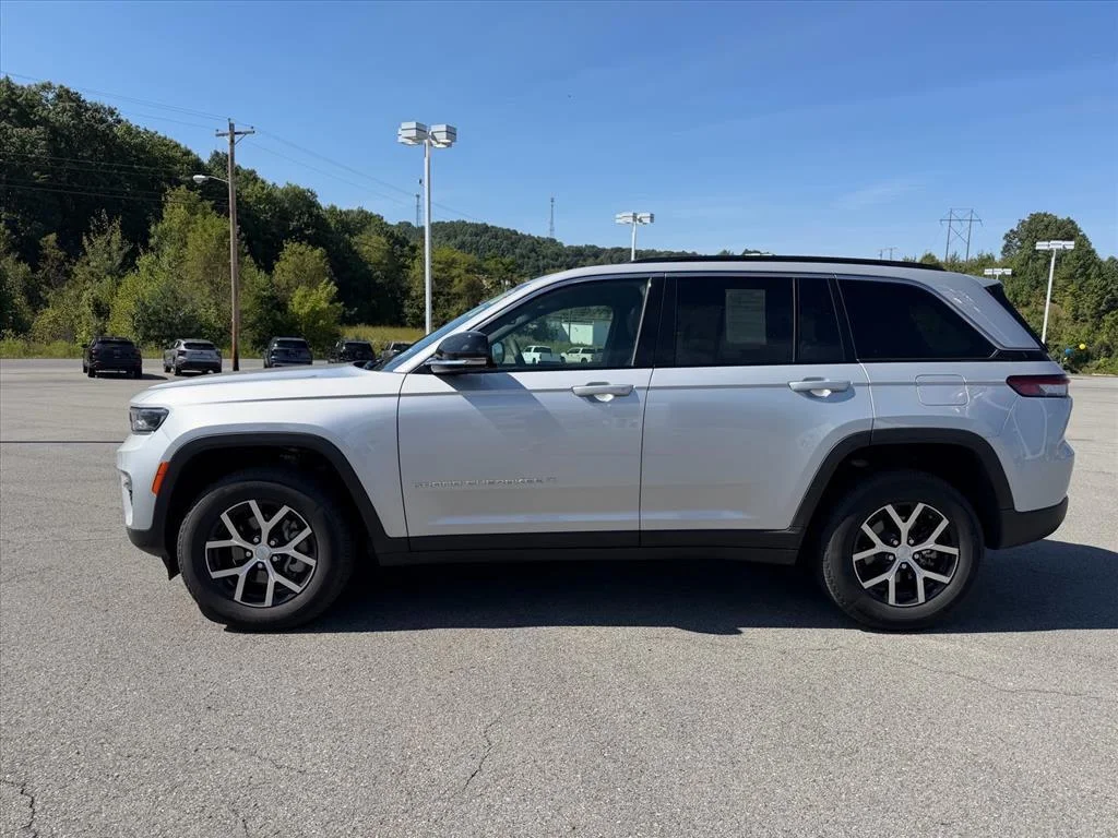 Used 2024 Silver Zynith Jeep Limited image 2