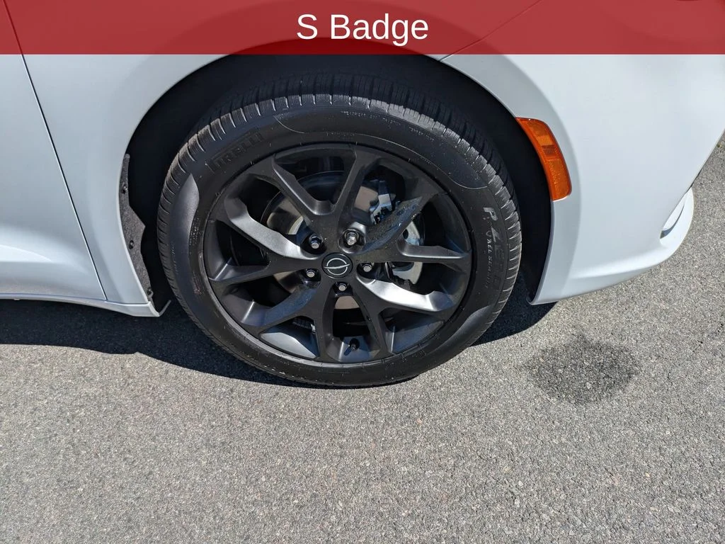 New 2026 Bright White Clear-Coat Exterior Paint Chrysler Limited image 13