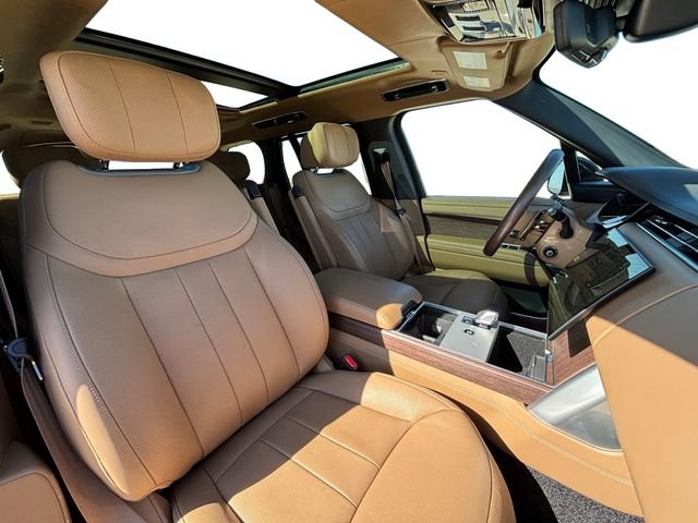 Certified Used 2025 Velocity Blue SV Bespoke Ultra Gloss Land Rover Autobiography image 16
