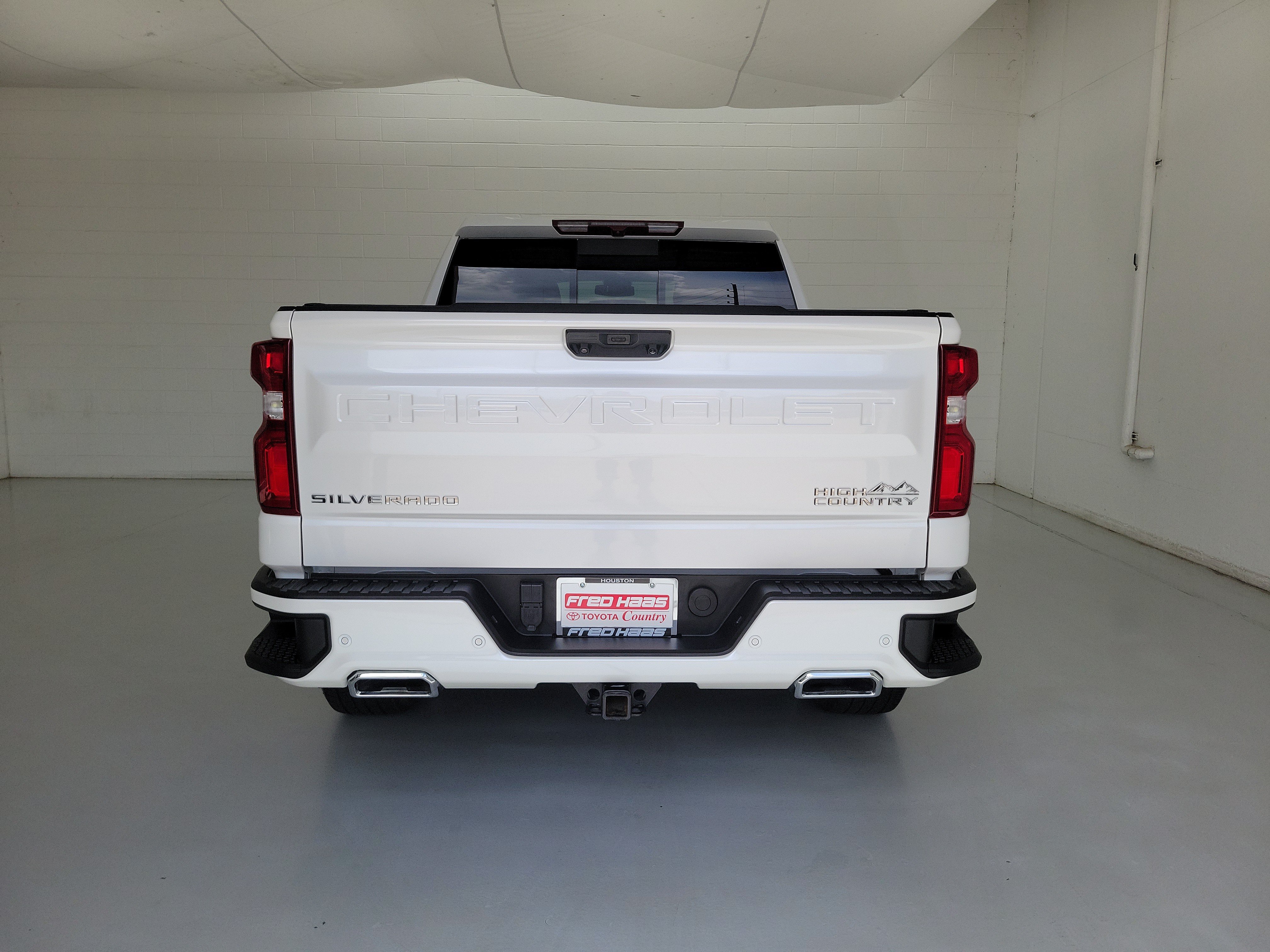 Used 2023 Iridescent Pearl Tricoat Chevrolet High Country image 6