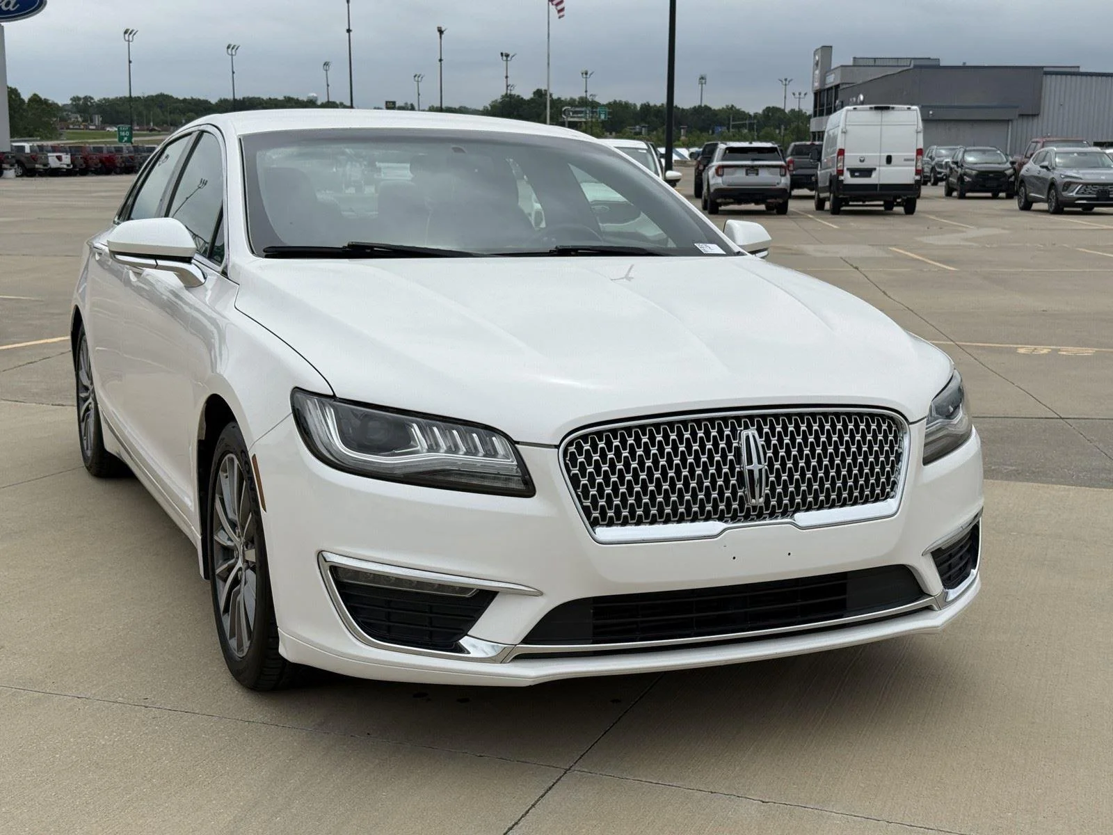 Used 2017  LINCOLN PREMIERE FWD image 2