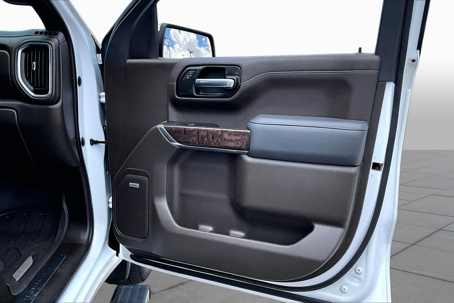 Used 2022 White Frost Tricoat GMC Denali image 23