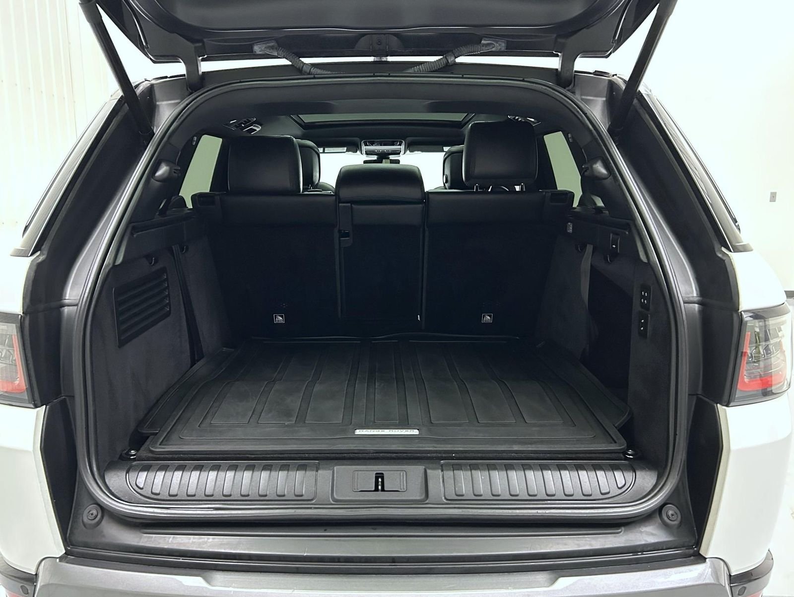 Used 2019 White Land Rover HSE image 21