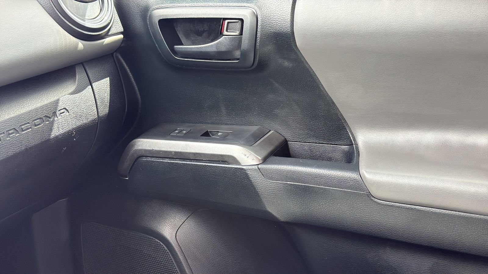 Used 2016 Blue Toyota SR5 image 23