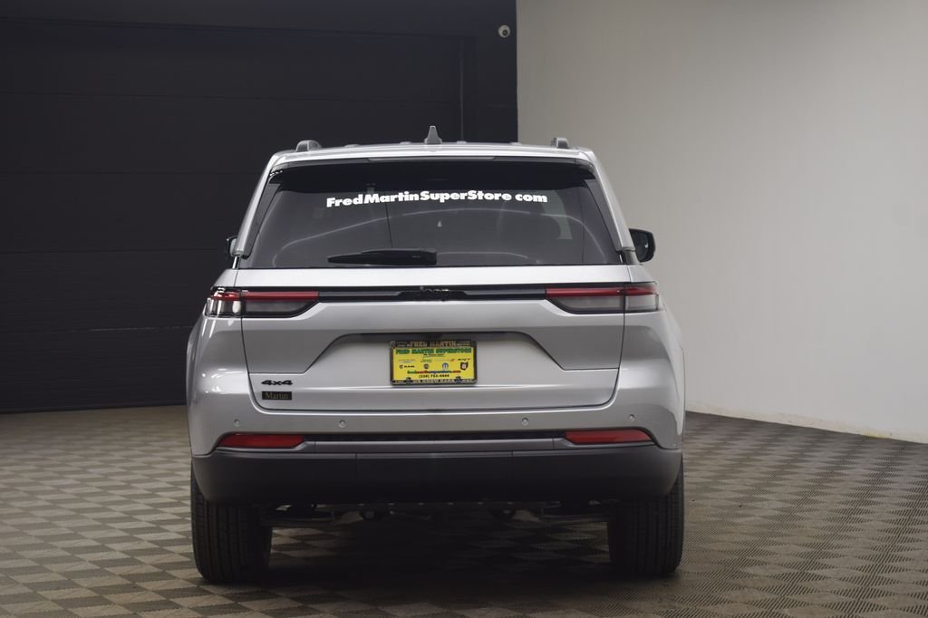 New 2026 Silver Zynith Exterior Paint Jeep Altitude image 11