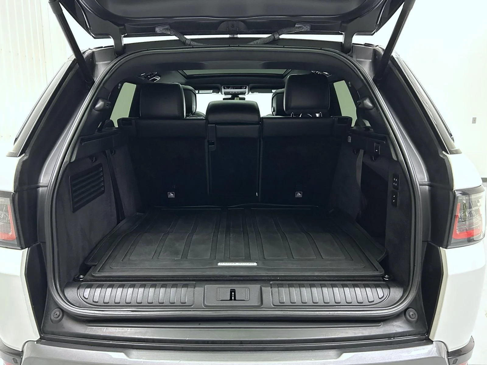 Used 2019 White Land Rover HSE image 21