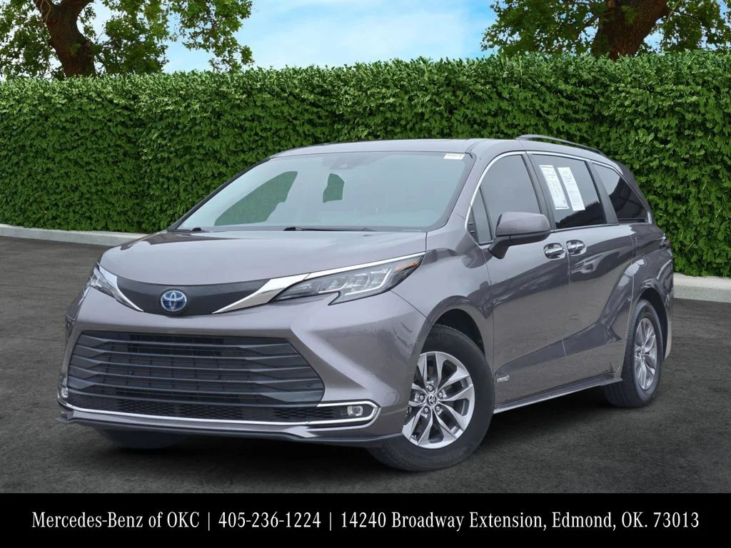 2021 Toyota Sienna XLE 8-Passenger Hybrid FWD's photo