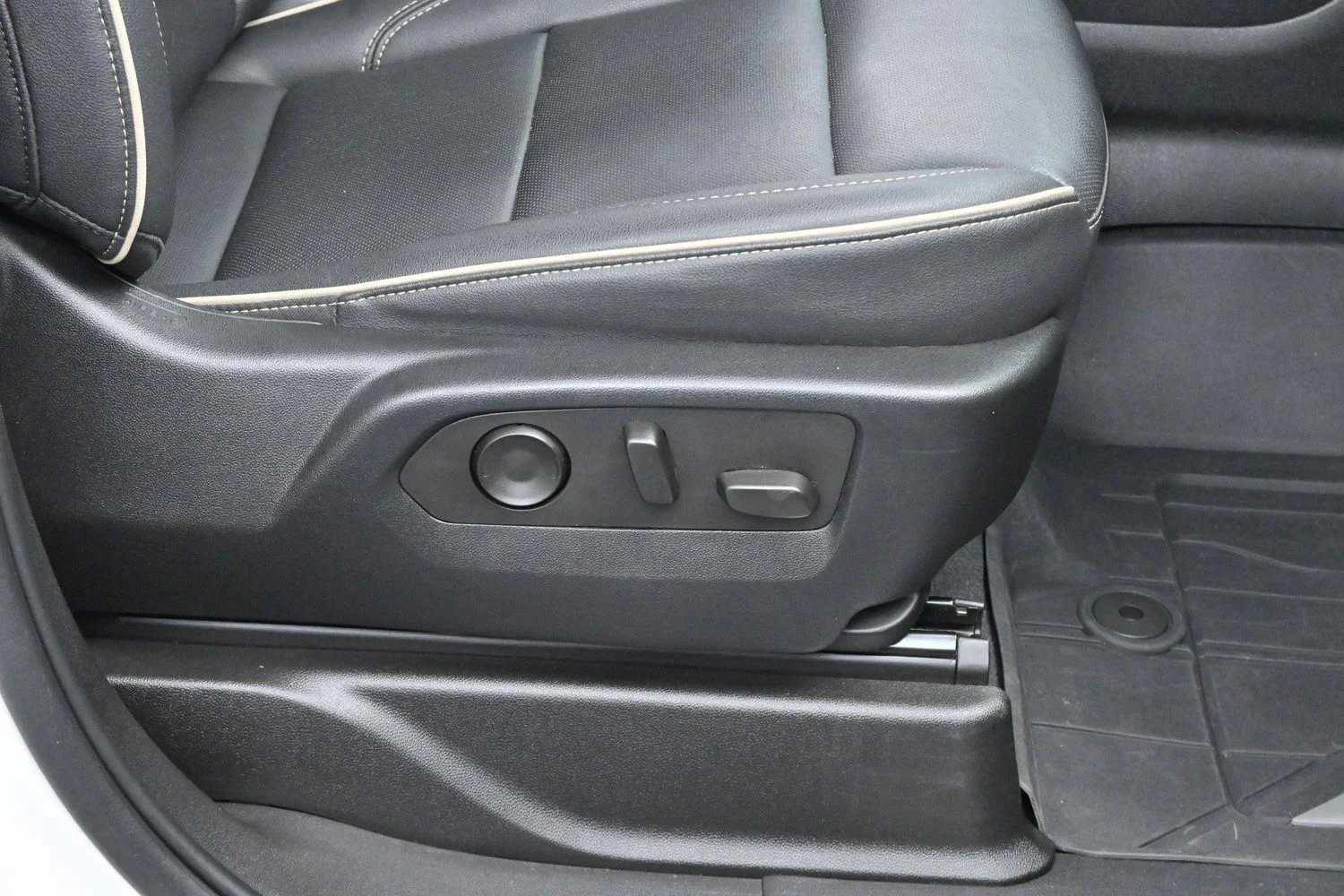 Used 2023 Iridescent Pearl Tricoat Chevrolet Premier image 37