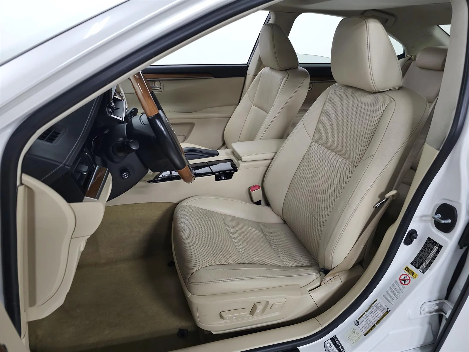 Used 2014 White Lexus  image 15