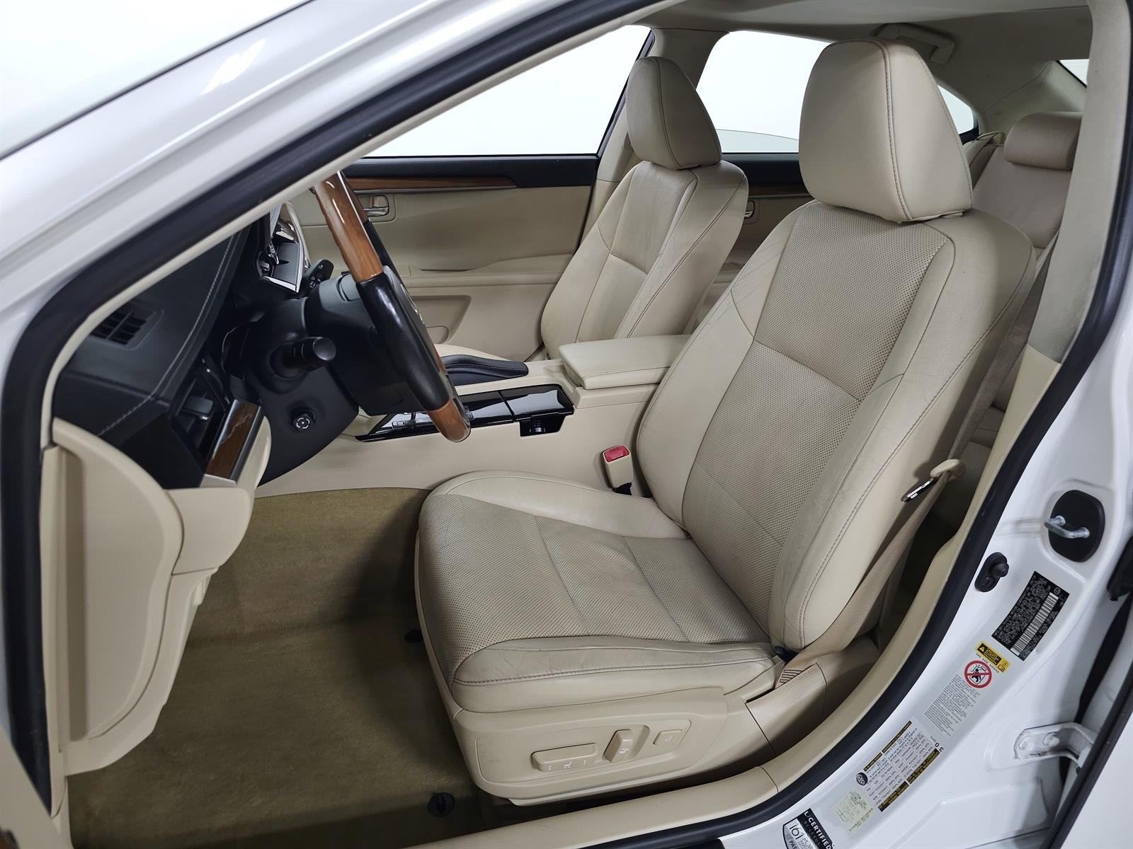 Used 2014 White Lexus  image 15