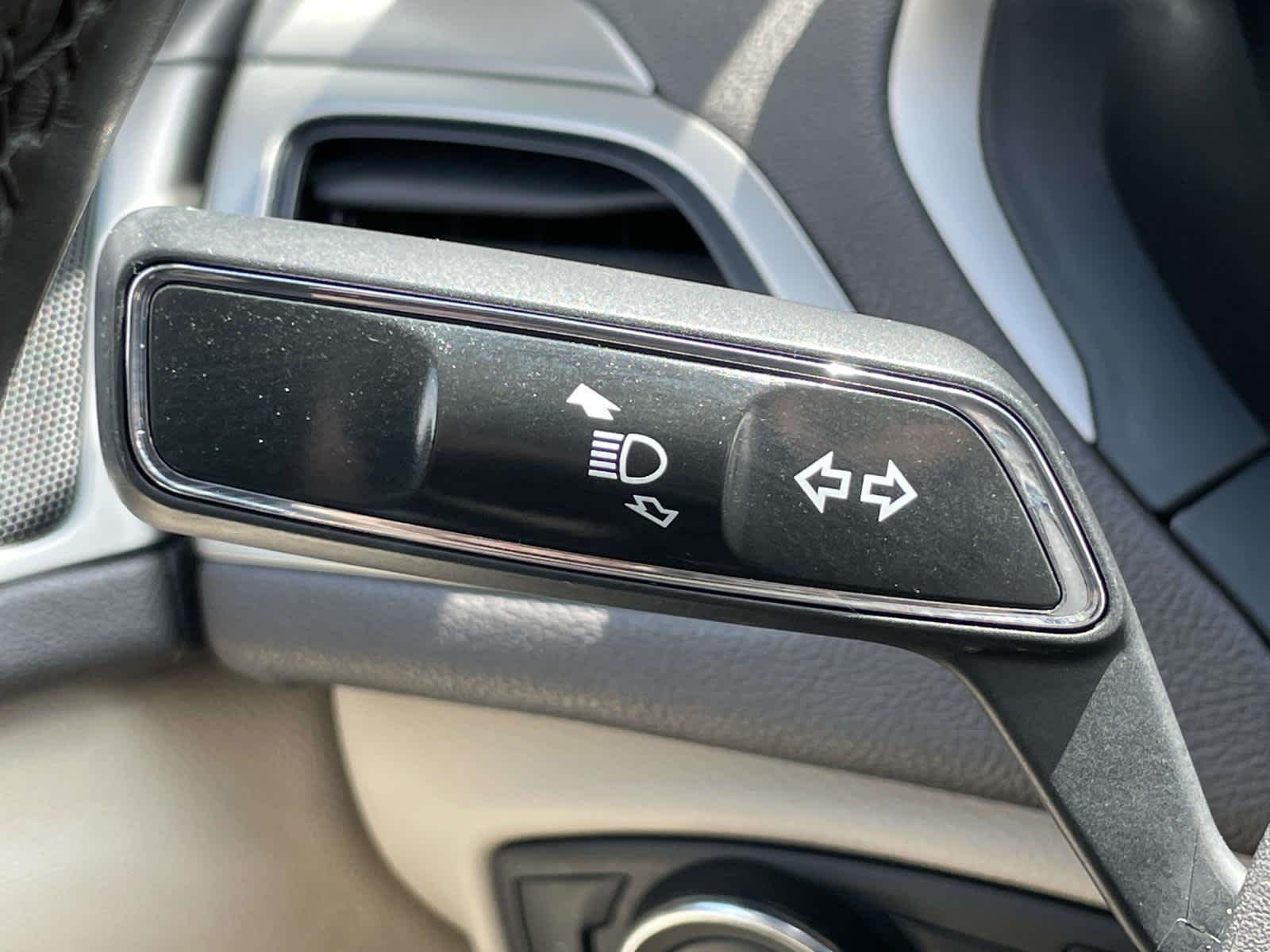 Used 2017 Magnetic Gray Metallic Lincoln Premiere image 32