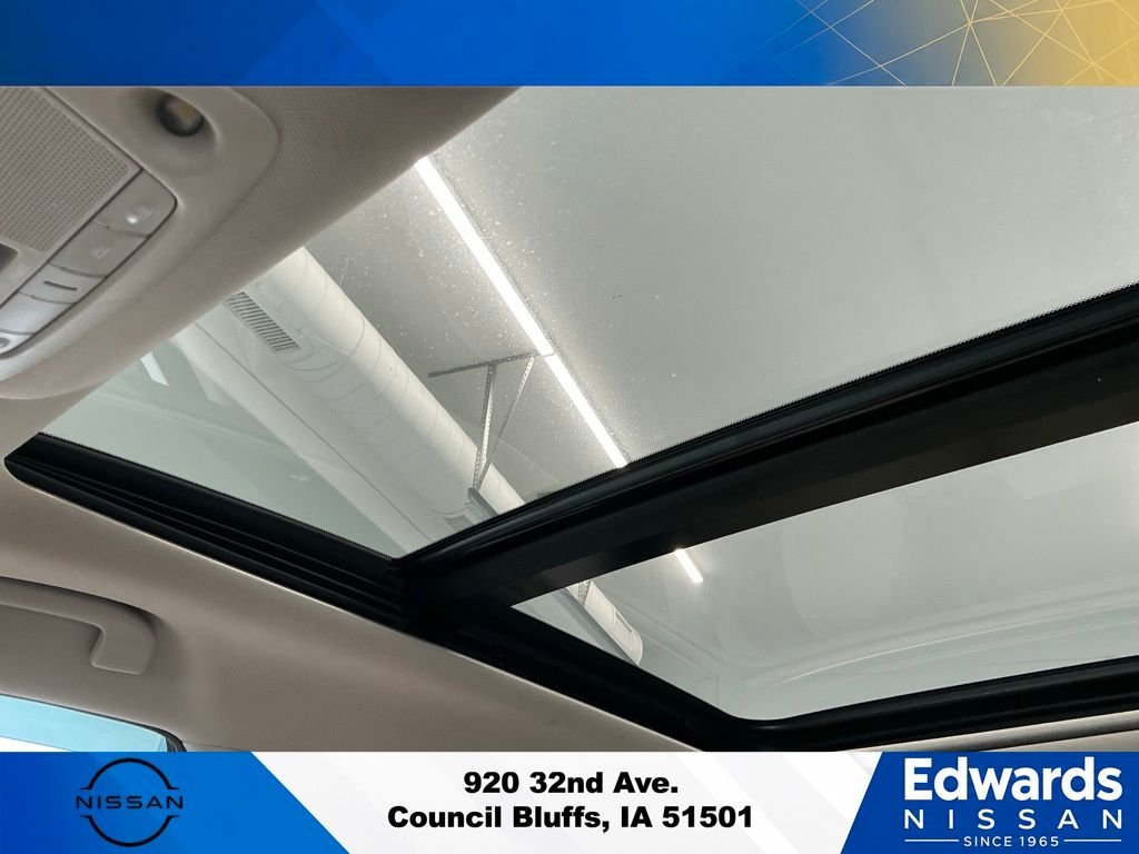 Used 2017 White Nissan  image 30