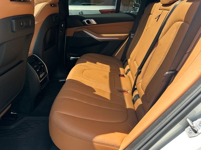 Used 2021 White BMW xDrive40i image 21
