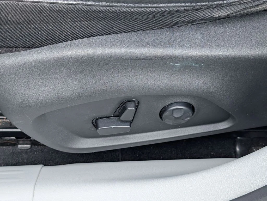 Used 2018 White Jeep Latitude image 13