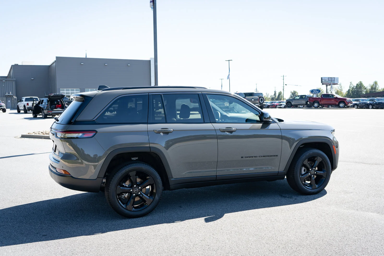 New 2027 Sting-Gray Clear-Coat Paint Jeep Limited image 10